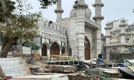 दिल्ली में मस्जिद के पास बुलडोजर कार्रवाई के बाद का मंजर, तस्वीरों में हालात