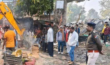 भागलपुर में रेलवे की जमीन पर बनीं 80 दुकानों पर चला बुलडोजर, माले ने किया प्रदर्शन