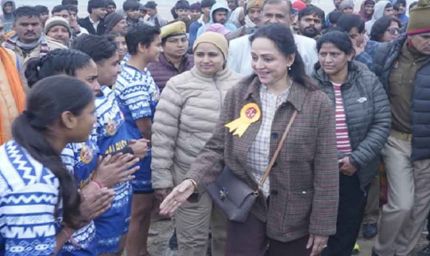 गम से निकलकर कर्म की राह पर लौटीं हेमा मालिनी, धर्मेंद्र के निधन के बाद पहली बार दिखी मुस्कान