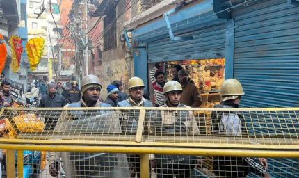 वाराणसी दालमंडी में अवैध निर्माण पर चला बुलडोज़र, भारी पुलिस बल की तैनाती