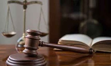 चुपचाप खड़ी रहो…महिला के इस एक वाक्य से भड़क उठे जज साहब, अदालत में मचा हंगामा