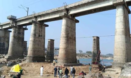कोयल नदी रेलवे पुल में दरार से हड़कंप, 2 महीने तक कई ट्रेनें रद्द, लोहरदगा स्टेशन बंद