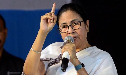 कोलकाता में ED की रेड के बीच ममता बनर्जी का बयान, बोलीं - गृहमंत्री लोकतंत्र नहीं बचा पा रहे