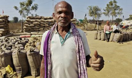 रायपुर : सुशासन की सरकार में मिल रहा किसानों को हक और सम्मान, सुव्यवस्थित केंद्रों में धान बेचकर खिले किसानों के चेहरे