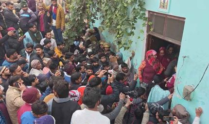 मेरठ में दलित महिला की हत्या से बवाल, 5 घंटे से हंगामा जारी; परिजन बुलडोजर कार्रवाई की मांग पर अड़े