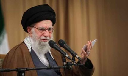 गुस्साई भीड़ के बीच पहुंचे अयातुल्लाह खामेनेई, बोले—ट्रंप के हाथ खून से सने