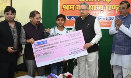 मजदूरों के हित में बड़ी पहल: छत्तीसगढ़ विधानसभा अध्यक्ष डॉ. रमन सिंह ने 6,000 श्रमिक परिवारों को दी योजनाओं की सौगात