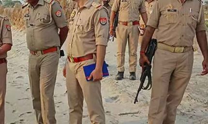 राम मंदिर पर अश्लील पोस्ट से भड़की हिंसा, यूपी में पुलिस के सामने हिंदूवादी नेताओं पर पथराव