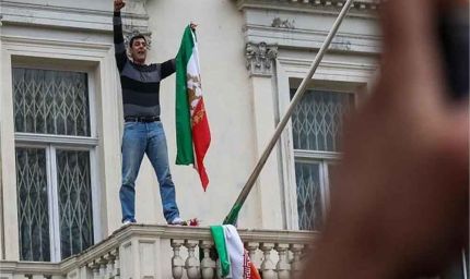 ईरान विरोध की चिंगारी यूरोप तक पहुंची, ब्रिटेन में प्रदर्शनकारी ने दूतावास का झंडा फाड़ा