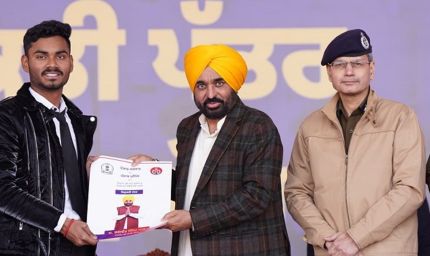 मुख्यमंत्री भगवंत सिंह मान ने 1,746 कांस्टेबलों को नियुक्ति पत्र सौंपे, रोजगार का तोहफा