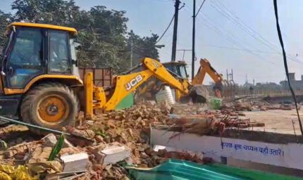 देवरिया में मजार, संभल में सरकारी जमीन पर बने मकान ध्वस्त, वाराणसी में भी चला प्रशासनिक अभियान
