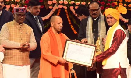 सीएम ने व्यक्तिगत श्रेणी में 10 व तीन-तीन युवक/महिला मंगल दल को किया सम्मानित