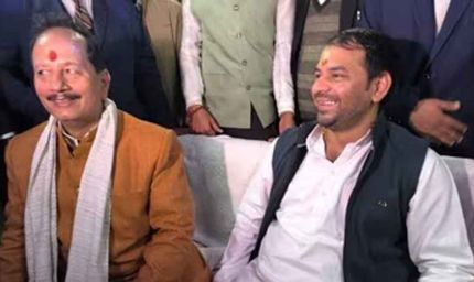 विजय सिन्हा के दही-चूड़ा भोज में पहुंचे तेज प्रताप यादव, क्या NDA में एंट्री का संकेत?