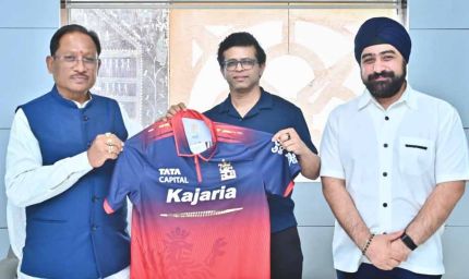 छत्तीसगढ़ में आईपीएल की तैयारी: मुख्यमंत्री साय को आरसीबी का जर्सी किया भेंट