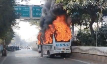 इंदौर में वाहन टकराने के बाद शुक्ला ब्रदर्स की बस में आग, यात्री सुरक्षित, फायर ब्रिगेड ने पाया काबू