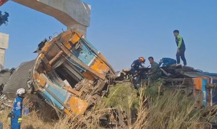 थाईलैंड में भयानक रेल हादसा: चलती ट्रेन पर गिरा क्रेन, 22 यात्रियों की मौत