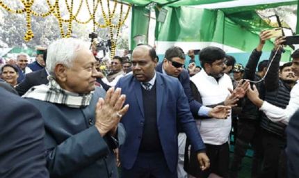 बिहार: जदयू के दही-चूड़ा भोज में शामिल हुए सीएम नीतीश, भाजपा कार्यालय में भी नेताओं की मौजूदगी