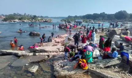 ओरछा में श्रद्धालुओं ने बेतवा नदी में लगाई डुबकी, रामराजा सरकार के दर्शन से मनाई मकर संक्रांति