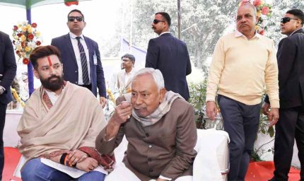 चिराग के दही-चूड़ा भोज में चेतन के पास पहुंचे CM नीतीश, विपक्ष ने NDA की ली चुटकी