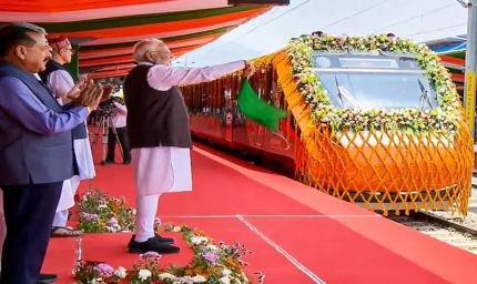 PM मोदी ने वंदे भारत स्लीपर ट्रेन को दिखाई हरी झंडी, राजधानी से भी सुपर फास्ट होगी यात्रा