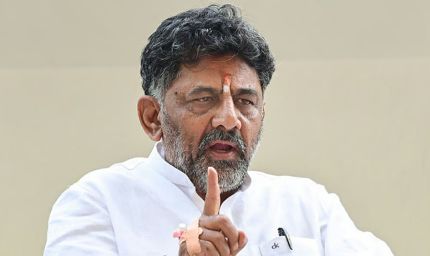 डीके शिवकुमार ने रद्द किया दावोस दौरा, कर्नाटक की राजनीति में उलझे उप-मुख्यमंत्री