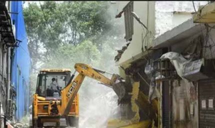 रांची में लगातार 5 घंटे तक गरजा बुलडोजर, अतिक्रमण कर बनाए 50 निर्माण तोड़े