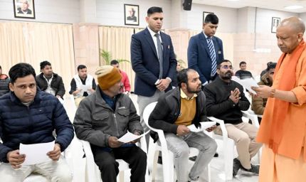 जनता दर्शन; बेघर की गई सीमा को मिला न्याय का भरोसा