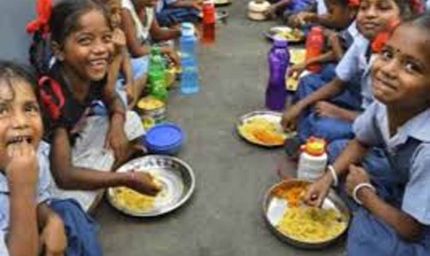स्कूलों में बदला मिड डे मील, ठण्ड से बचाने बच्चों को मिलेगी गुड़-रोटी और सोया खिचड़ी