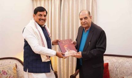 पद्मश्री लेखक आलोक मेहता ने मुख्यमंत्री डॉ. यादव को भेंट की ‘मोदी राज के 25 वर्ष’ पर केंद्रित पुस्तक