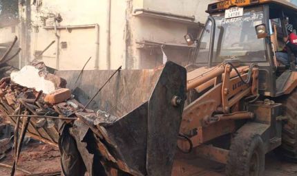 बच्ची से रेप के आरोपी का घर जमींदोज, नगर निगम का चला बुलडोजर