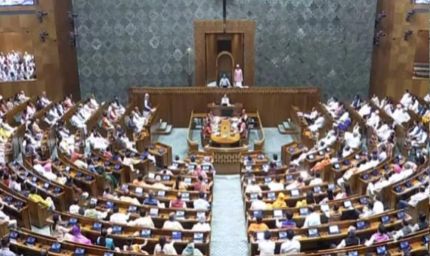 संसद में देरी से पहुंचे सांसद, हाजिरी कटेगी और सैलरी में भी होगी कमी