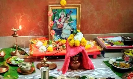 घर पर मां सरस्वती की पूजा कैसे करें? सामग्री, शुभ मुहूर्त और नियमों की पूरी जानकारी
