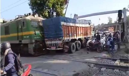 देवघर में भयानक रेल हादसा: खुला फाटक, ट्रेन से टकराया ट्रक