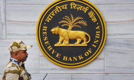 रुपये को बचाने के लिए RBI ने उठाया बड़ा कदम, बाजार में बेचे 9.7 अरब डॉलर