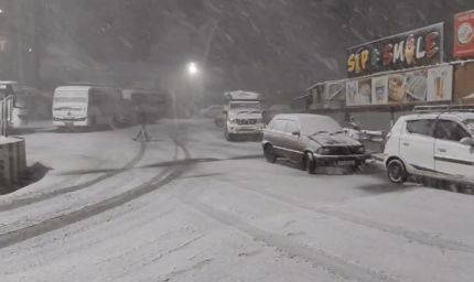 श्रीनगर से शिमला मनाली तक बर्फबारी, कश्मीर में 24 फ्लाइट्स रद्द, बर्फ से ढका कश्मीर और टूरिस्टों का उत्साह