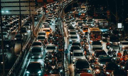 ट्रैफिक जाम से बर्बाद हो रहे 130 घंटे, 10 शहरों में रेंग रहे वाहन, देश का 1.47 लाख करोड़ का नुकसान