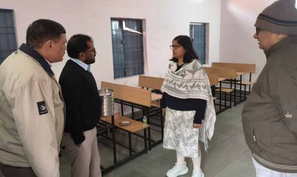 ग्वालियर: अचानक आंगनवाड़ी पहुंचीं कलेक्टर रूचिका चौहान, बच्चों को ABCD सिखाने का अनोखा तरीका