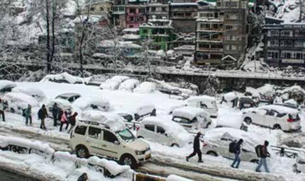मनाली जाम से जाम! 15 KM लंबी कतार, बिजली-पानी बंद, गाड़ियों में रात गुजारने को मजबूर पर्यटक