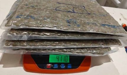 अहमदाबाद एयरपोर्ट पर बड़ा ड्रग्स रैकेट बेनकाब, 12.50 करोड़ की खेप जब्त, 4 तस्कर गिरफ्तार