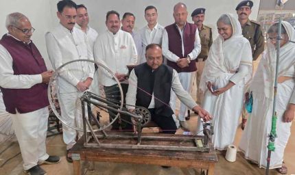 सांसद नवीन जैन द्वारा केन्द्रीय कारागार सागर के हथकर्घा केन्द्र का अवलोकन