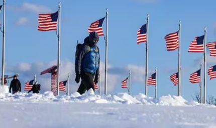 बर्फीले कहर से जकड़ा आधा अमेरिका, ‘आइसक्वेक’ का प्रहार; हजारों फ्लाइट रद्द, 30 की मौत