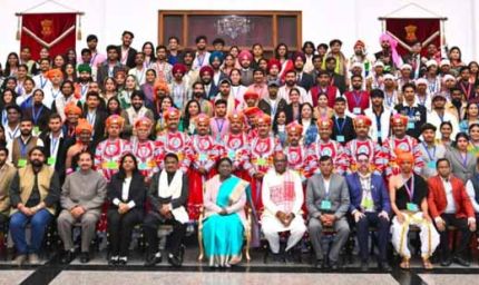 रायपुर राष्ट्रपति भवन में छत्तीसगढ़ की झांकी कलाकारों का सम्मान