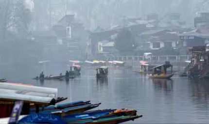 श्रीनगर में पर्यटकों की भीड़, मौसम का लुत्फ लेने पहुंच रहे लोग