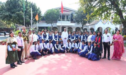 स्कूल के विद्यार्थियों ने लोकभवन का किया भ्रमण