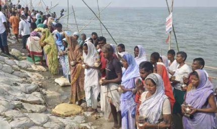 माघी मेले में की इष्टदेवों की आराधना, आदिवासी धर्मगुरुओं ने गंगा में लगाई आस्था की डुबकी