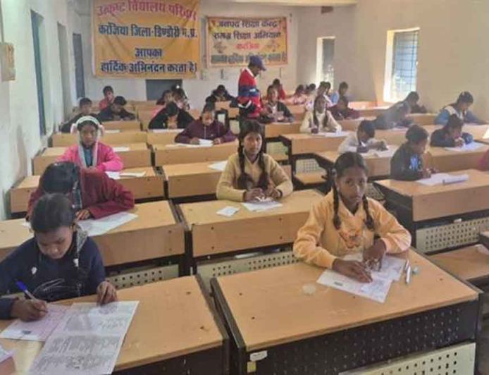 शैक्षिक ओलम्पियाड स्पर्धा में उत्साहपूर्वक शामिल हुए विद्यार्थी