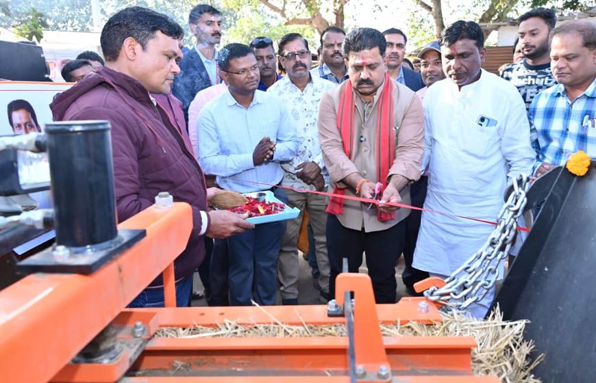 उप मुख्यमंत्री विजय शर्मा ने 02 स्क्वायर बेलर मशीनों का किया लोकार्पण