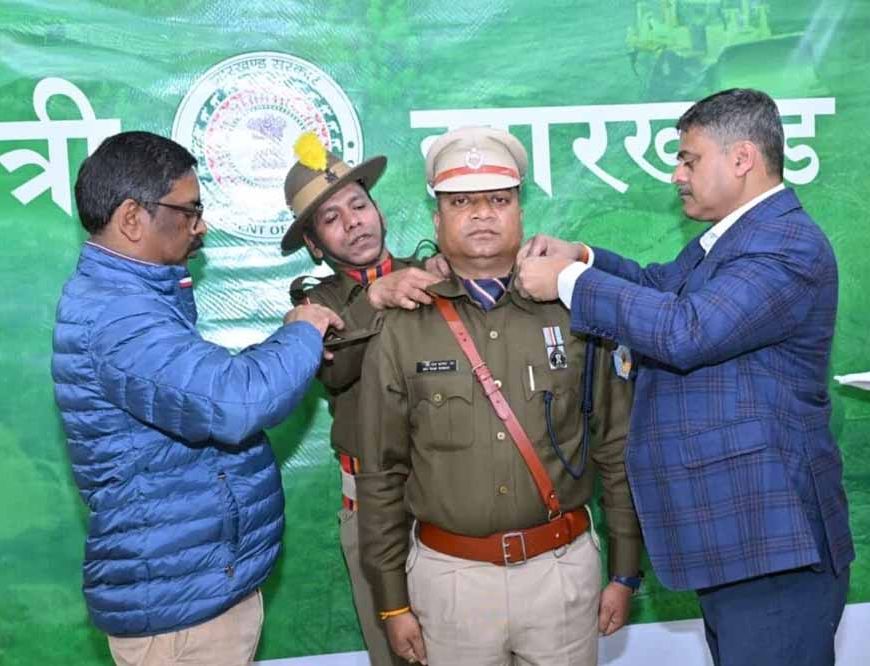 मुख्यमंत्री हेमंत सोरेन ने आईपीएस प्रमोट अधिकारियों को दी बधाई, बैच पहनाकर किया सम्मानित