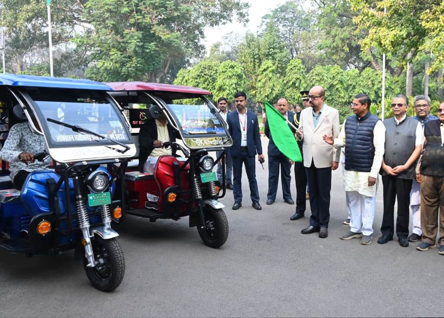 रायपुर : राज्यपाल डेका ने सरस्वती शिक्षा संस्थान को प्रदान किए चार ई- रिक्शे