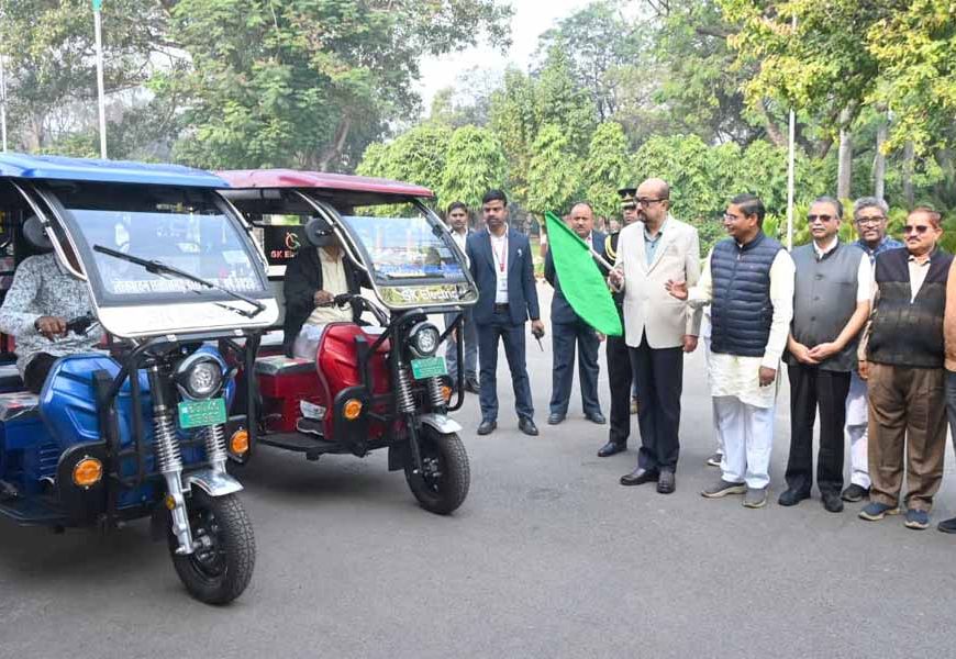 राज्यपाल डेका ने सरस्वती शिक्षा संस्थान को प्रदान किए चार ई- रिक्शे